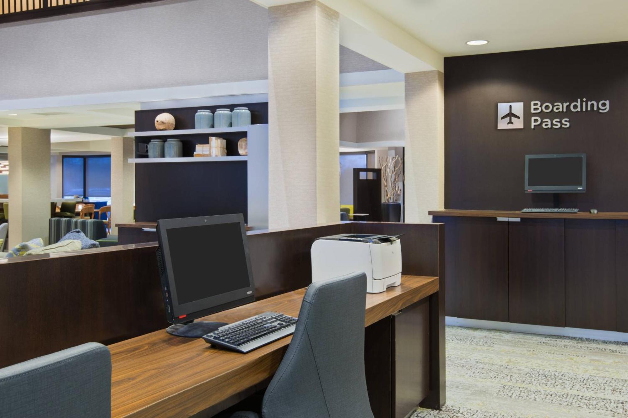 Courtyard By Marriott Springfield Airport Hotel Buitenkant foto