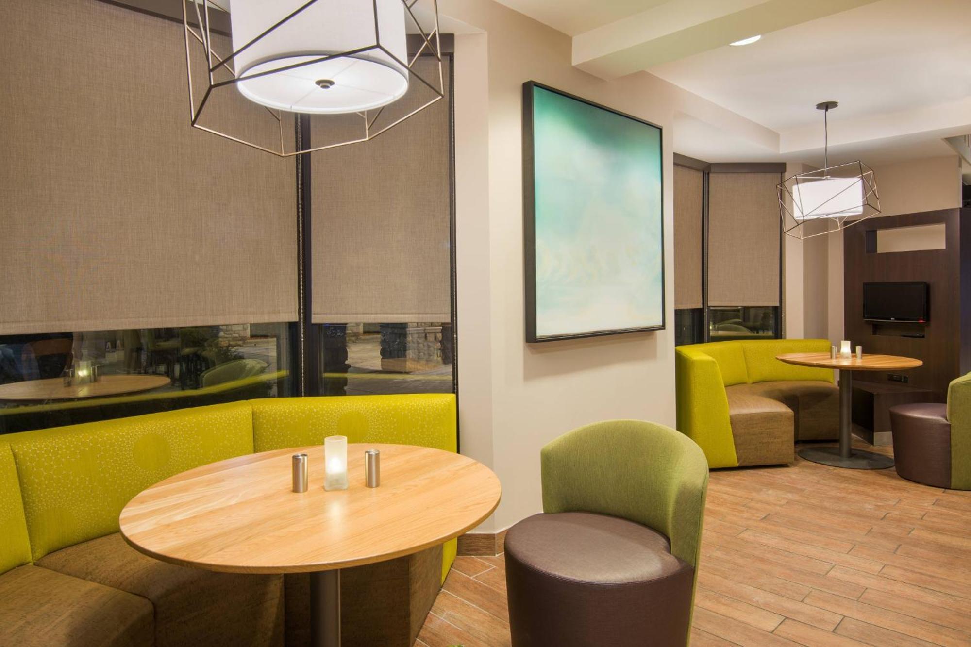 Courtyard By Marriott Springfield Airport Hotel Buitenkant foto