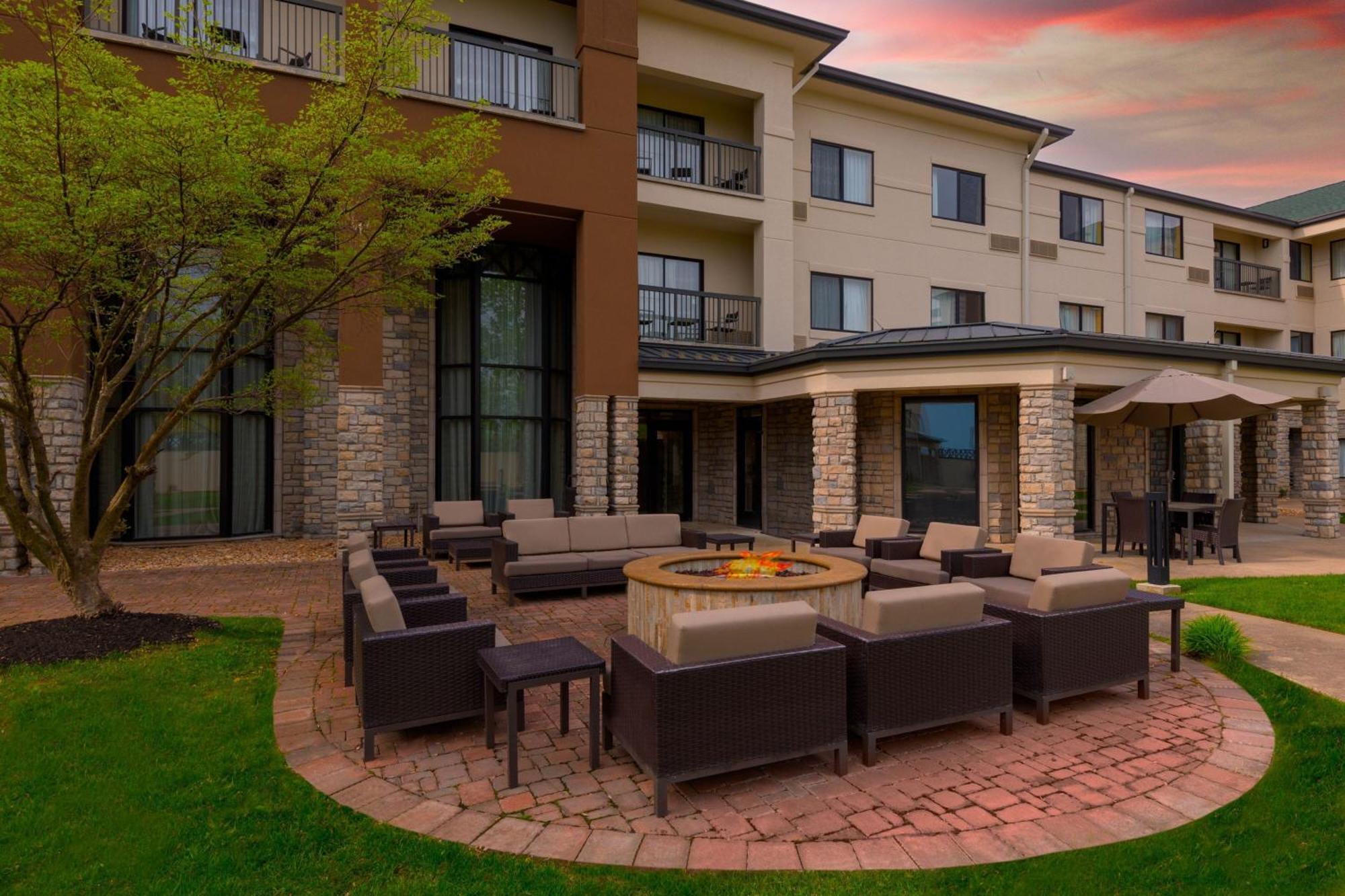 Courtyard By Marriott Springfield Airport Hotel Buitenkant foto