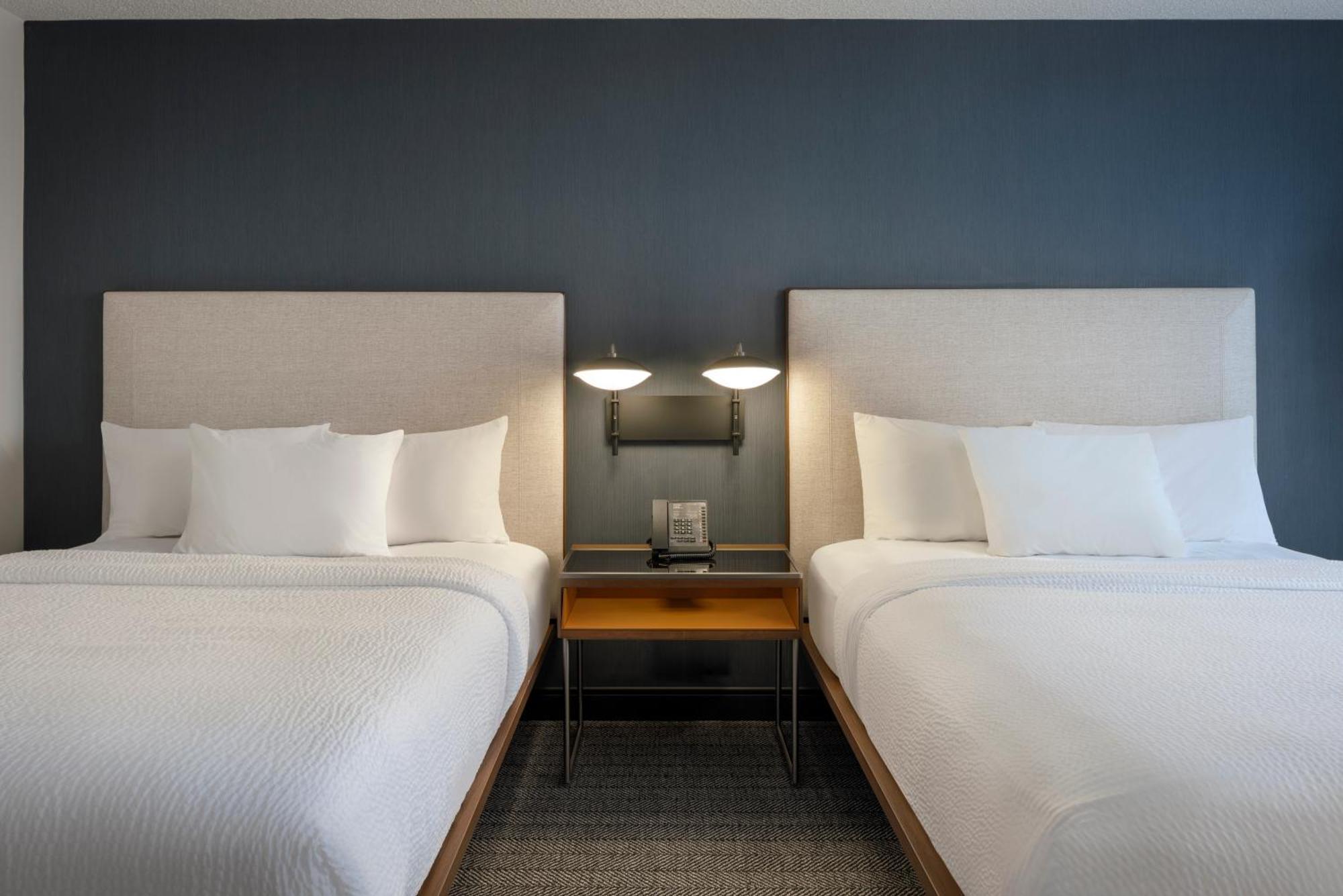 Courtyard By Marriott Springfield Airport Hotel Buitenkant foto