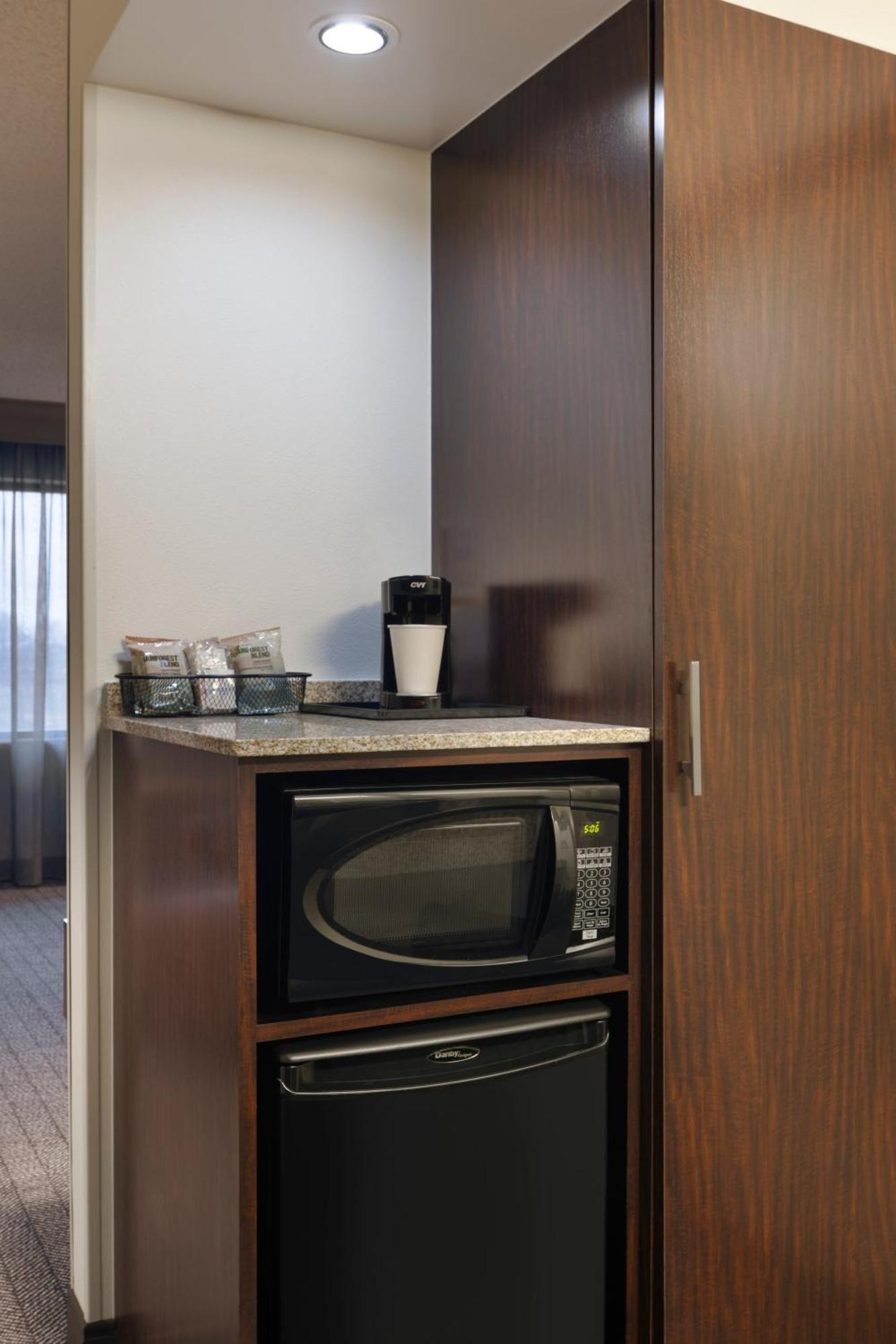 Courtyard By Marriott Springfield Airport Hotel Buitenkant foto