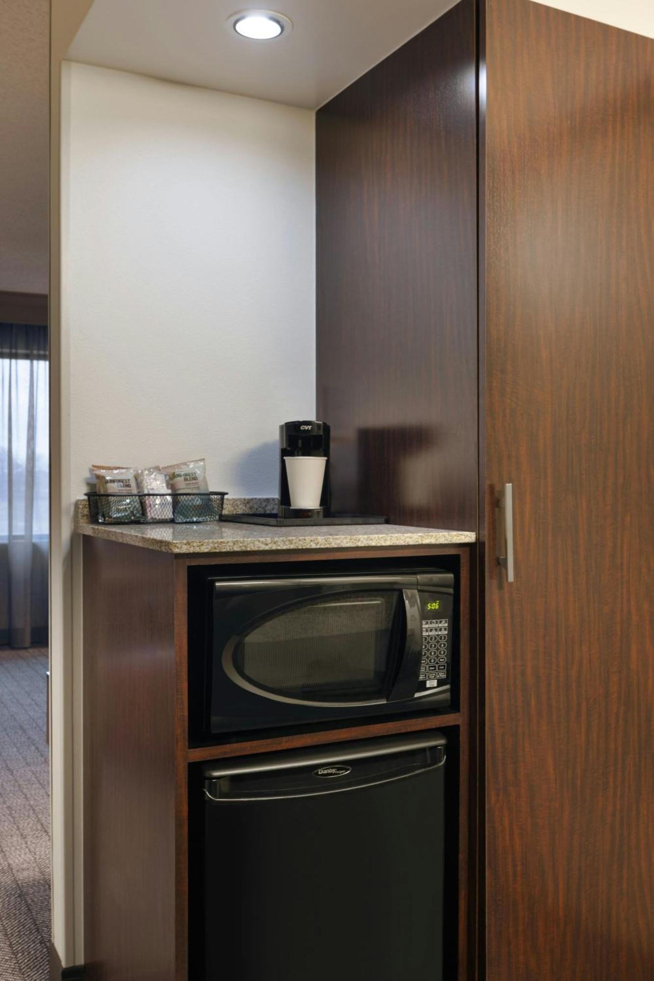 Courtyard By Marriott Springfield Airport Hotel Buitenkant foto