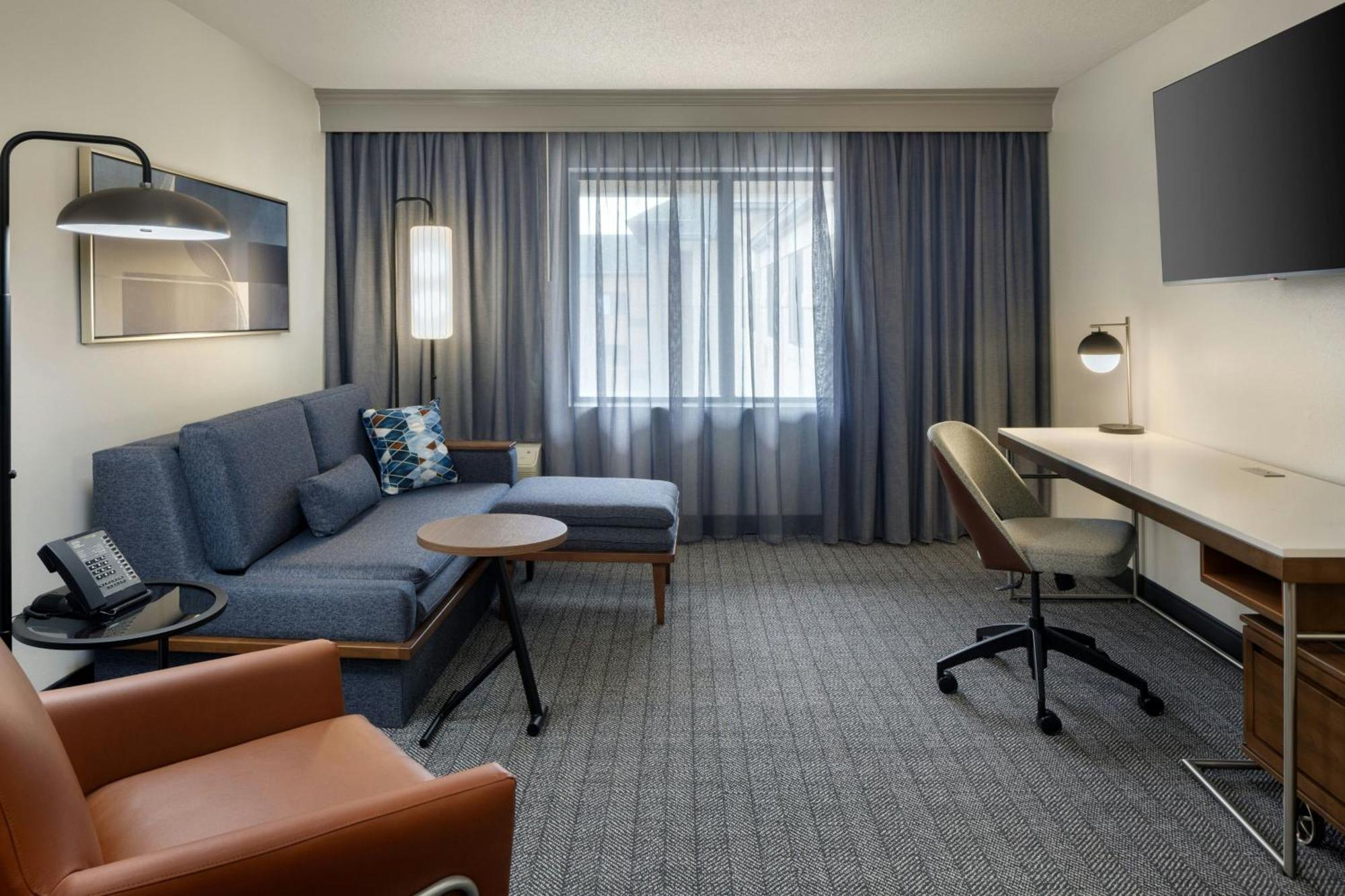 Courtyard By Marriott Springfield Airport Hotel Buitenkant foto