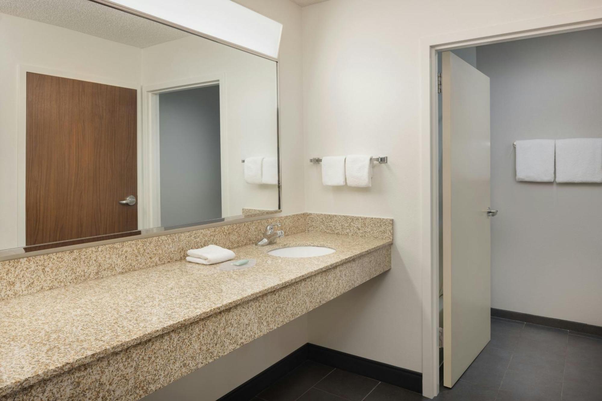 Courtyard By Marriott Springfield Airport Hotel Buitenkant foto