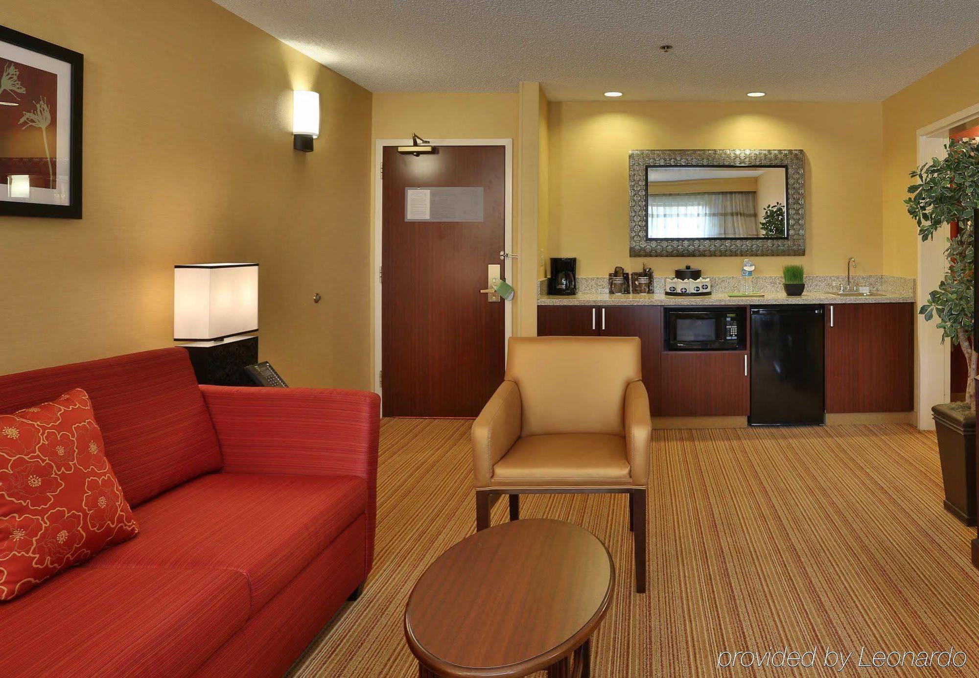 Courtyard By Marriott Springfield Airport Hotel Buitenkant foto