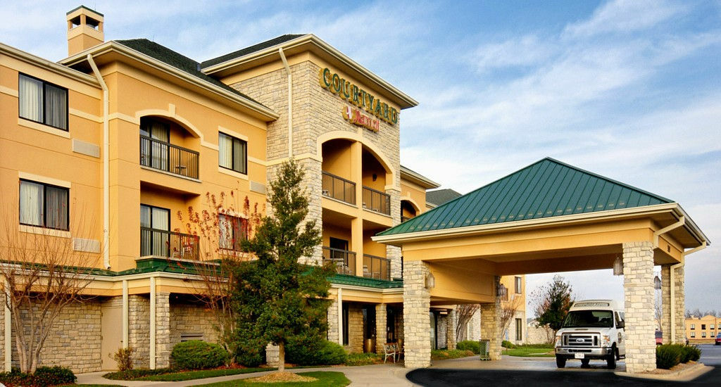 Courtyard By Marriott Springfield Airport Hotel Buitenkant foto
